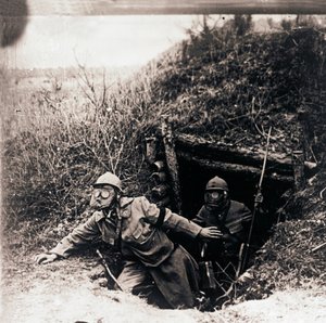 Soldaten mit Gasmasken, die aus Schützengräben auftauchen