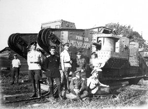 Soldaten der Freiwilligenarmee vor dem Panzer General Drozdowski, 1919 von Unbekannt