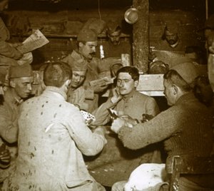 Soldaten spielen Manille [Kartenspiel] in den Schützengräben, ca. 1914-1918