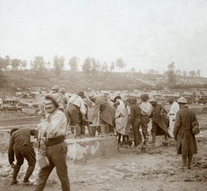 Soldaten stehen im Schlamm für Wasser an, Genicourt, Nordfrankreich, ca. 1914-1918