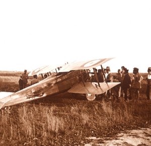 Soldaten umgeben Doppeldecker, Somme, Nordfrankreich, ca. 1914-1918