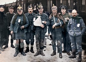 Einige fröhliche Verwundete aus den Kämpfen von Neuve Chapelle, die erbeutete deutsche Helme tragen, 1915 von Unbekannt