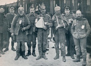 Einige fröhliche Verwundete aus den Kämpfen von Neuve Chapelle, die erbeutete deutsche Helme tragen, 1915 von Unbekannt