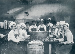 Einige der Köche bereiten die Suppe in der Messagerie Van Gand vor, um 1914 von Unbekannt
