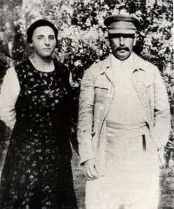 Sowjetführer Josef Stalin mit seiner zweiten Frau Nadeschda Allilujewa, späte 1920er Jahre von Unbekannt