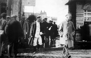 Sowjetführer Joseph Stalin eskortiert von GRU-Geheimagenten, späte 1920er von Unbekannt