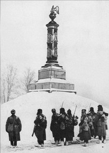 Sowjetische Soldaten am Denkmal für die Helden des Krieges von 1812 im Dorf Tarutino Kaluga von Unbekannt