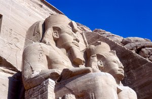 Statuen von Ramses II. vor dem Haupttempel, Abu Simbel, Ägypten, frühes 13. Jahrhundert v. Chr.