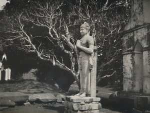 Steinfigur nahe der Ruwanwali-Dagoba, Anuradhapura