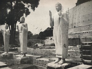 Steinstatuen vor der in Wiederherstellung befindlichen Ruwanwali-Dagoba, Anuradhapura, 1926 von Unbekannt