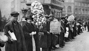 Straßenhändler verkaufen Fußballartikel in Walham Green, London, 1926-1927 von Unbekannt