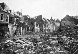 Straßenszene nach dem Fall von Peronne, Frankreich, Erster Weltkrieg von Unbekannt