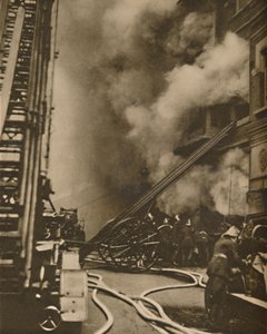 Brandbekämpfung in einer engen Stadtstraße, ca. 1935