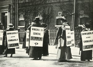 Suffragetten demonstrieren vor einem Gefängnis, London, 1914, 1947