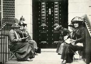 Suffragetten warten vor der Haustür von Sir Edward Carsons Londoner Haus, 6. April 1914, 1947 von Unbekannt