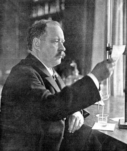 Svante Arrhenius 1859-1927, schwedischer Physiker und Chemiker in seinem Labor, 1909 von Unbekannt