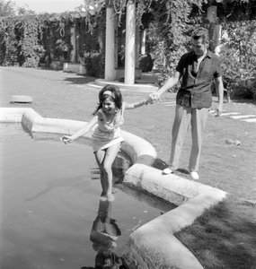 Die Schauspielerin Laya Raki mit dem Schauspieler Ron Randell am Venedig Lido - 1961