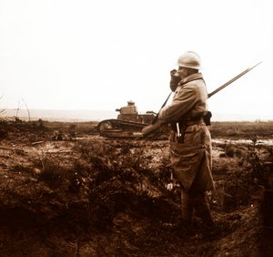 Panzer und Soldat auf dem Schlachtfeld, ca. 1914-1918