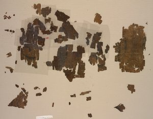 Taqueté-Fragmente mit geflügelten Löwen in Rundeln von Unbekannt