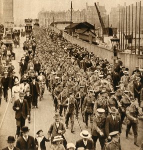 Territoriale vom Sommerlager - Terrier marschieren leicht über die Westminster Bridge, 1914-1918, 1933