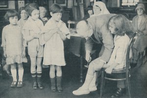 Test des Patellarsehnenreflexes zur Indikation einer Nervenerkrankung, um 1935 von Unbekannt