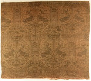 Textilfragment mit liegenden Hirschen, Adlern, Wolken und Sonnenstrahlen, italienisch, 1390er Jahre von Unbekannt