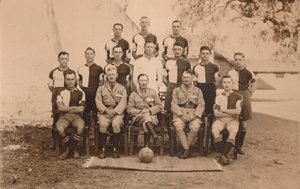 Die Fußballmannschaft des ersten Bataillons, The Queens Own Royal West Kent Regiment. Poona