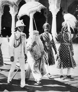 Die Begum von Bhopal begleitet den Prinzen von Wales zur Durbar-Halle, Indien, 1921