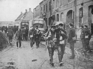 Die britischen Verwundeten kehren nach einem Angriff zu einer Sanitätsstation zurück, 1915 von Unbekannt