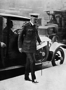 Die Kabinettskrise: Lord Kitchener kommt im Kriegsministerium an, 1915