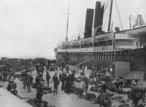 Die Dardanellen-Expeditionsstreitmacht bricht auf: Ein Transport wird in Alexandria beladen, 1915