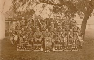 Die Trommeln und Trompeten des Ersten Bataillons, The Queens Own Royal West Kent Regiment. Poona, Indien von Unbekannt