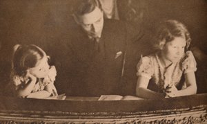 Der Herzog von York und die Prinzessinnen Elizabeth und Margaret beim Pantomime, 6. Februar 1935