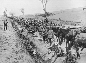 Der deutsche Vormarsch durch Galizien: Ein Biwak von Truppen am Straßenrand, 1915
