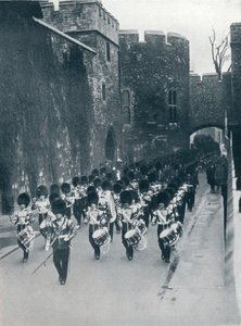 Die Wachen verlassen den Tower of London, ca. 1914 von Unbekannt