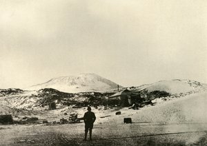 Die Hütte mit dem Mount Erebus im Hintergrund im Herbst, 1908
