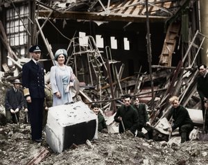 Der König und die Königin begutachten Bombenschäden, Buckingham Palace, London, Zweiter Weltkrieg, 1940 von Unbekannt