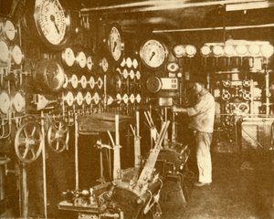 Die Hauptmaschinensteuerungsplattform der Aquitania, ca. 1930 von Unbekannt