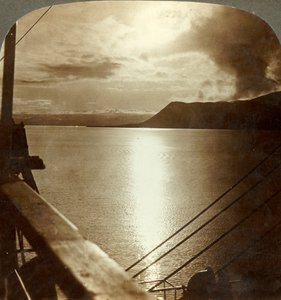 Die Mitternachtssonne im Juli über den Klippen von Spitzbergen und der Arktischen Ozean, ca. 1905 von Unbekannt