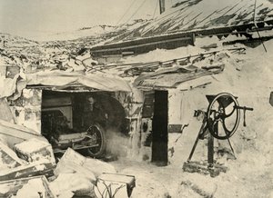 Das Auto in der Garage und der Maisbrecher rechts, um 1908, 1909 von Unbekannt