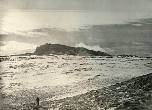 Der alte Krater von Erebus, mit einem älteren Krater im Hintergrund, ca. 1908, 1909 von Unbekannt