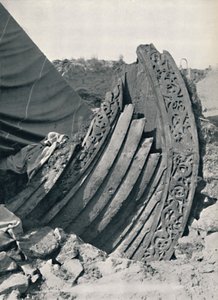 Das Oseberg-Schiff im Hügel, zeigt die Schnitzerei am Bug und Geländer, 1935