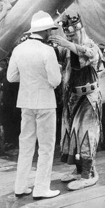 Der Prinz von Wales wird von König Neptun dekoriert, HMS Repulse, 1925