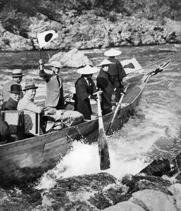 Der Prinz von Wales schießt die Stromschnellen in Kyoto, Japan, 1922