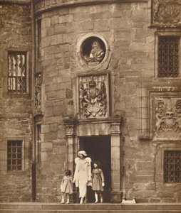 Die Königin in ihrem alten Zuhause, Glamis Castle, ca. 1936, 1937 von Unbekannt
