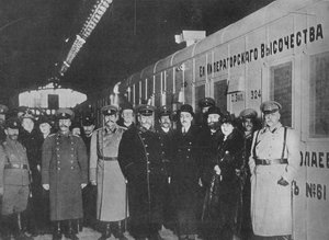 Der russische Kriegsminister inspiziert einen Rotkreuz-Zug, der an die Front fährt von Unbekannt