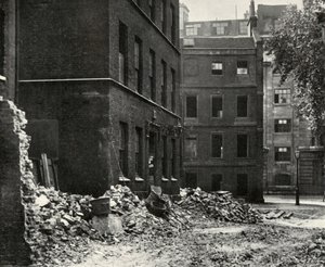 Der Standort des Tors von Fetter Lane und die verfallenen Häuser, die auf den Abriss warten, 1934
