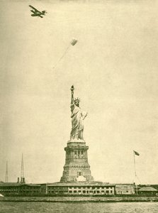 Die Freiheitsstatue mit erhobenem Fackellicht, New Yorker Hafen, um 1930