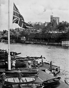 Der Union Jack auf Halbmast am Bootshaus des Eton College, Berkshire, 1910 von Unbekannt