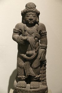 Das Victoria und Albert Museum. Wächterfigur aus einem epischen Drama. Vulkangestein. Indonesien (Ost-Java). 1400-1500. Majapahit-Periode. Vereinigtes Königreich